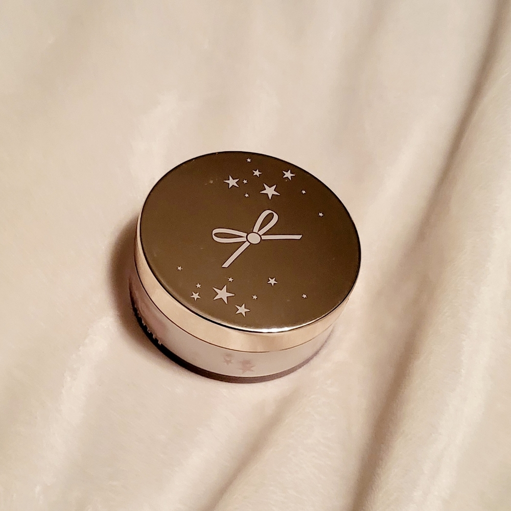 Colorless, sheer powder for setting makeup, reducing shine seamlessly.